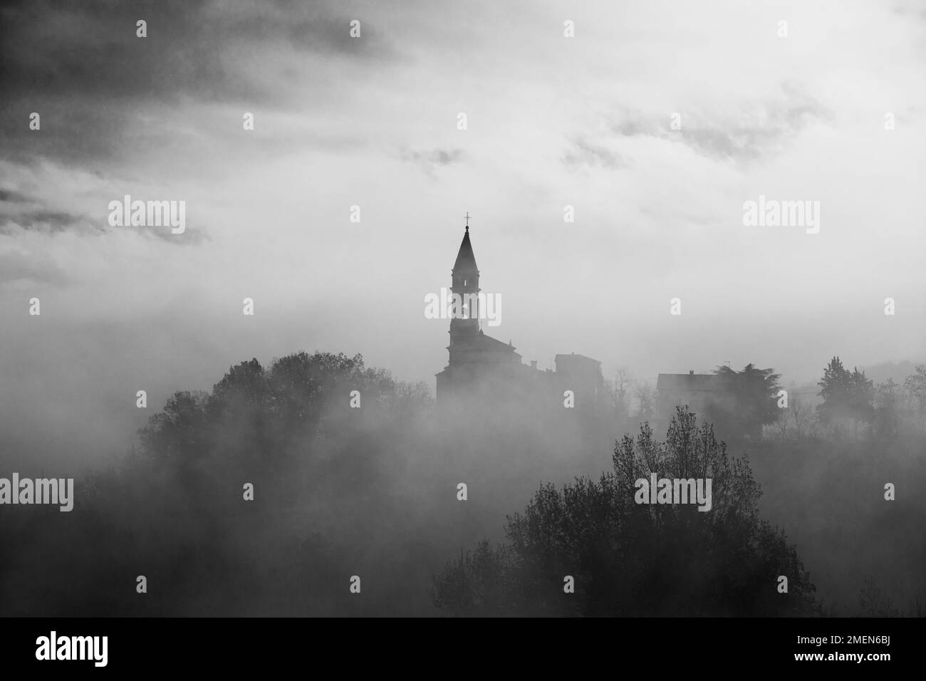 La chiesa del mistero, un'antica chiesa dell'Appennino toscano-emiliano avvolta nella nebbia Foto Stock