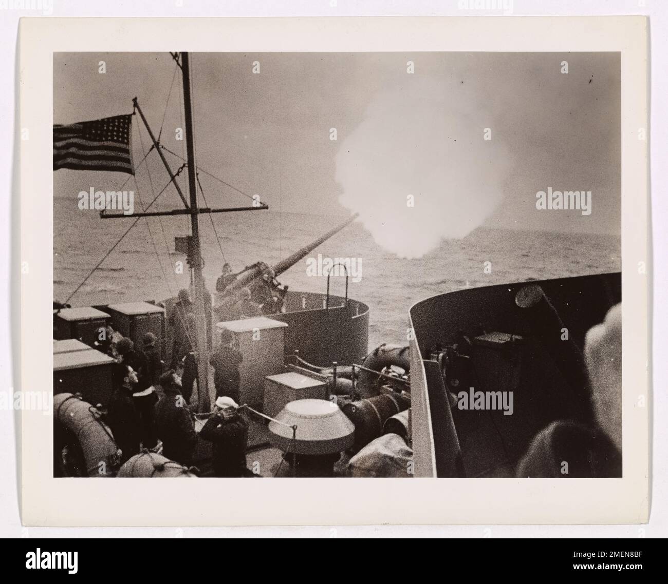 Questa immagine cattura il personale della Guardia Costiera a bordo di taglierine per convogli che eseguono esercitazioni da battaglia. Queste esercitazioni facevano parte dei loro compiti mentre scortavano convogli di uomini e materiali, garantendo prontezza in caso di attacco nemico. Foto Stock