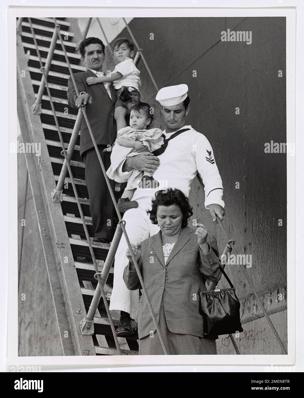 Rifugiati cubani, in fuga dall'oppressione politica, sbarcano dal pilota africano delle SS a Port Everglades, Florida, chiedendo asilo negli Stati Uniti. Questo segna un momento significativo di rifugio e libertà per gli sfollati. Foto Stock