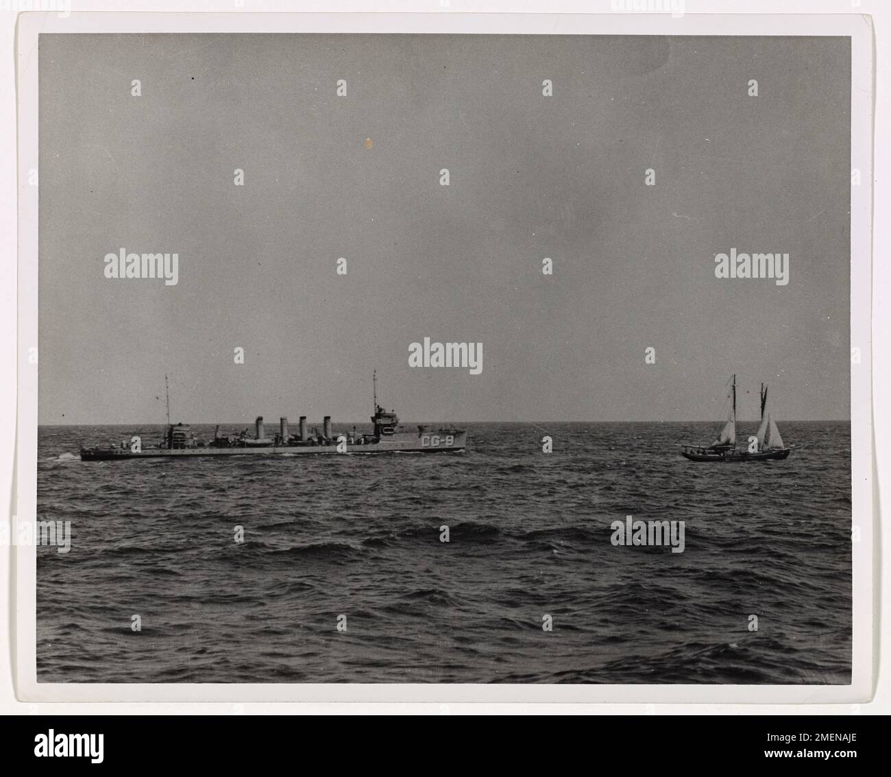 Il cacciatorpediniere BEALE della Guardia Costiera insegue una nave che gestisce il rum nel Nord Atlantico, parte degli sforzi per combattere il contrabbando illegale durante le operazioni di proibizione e di guerra. Foto Stock