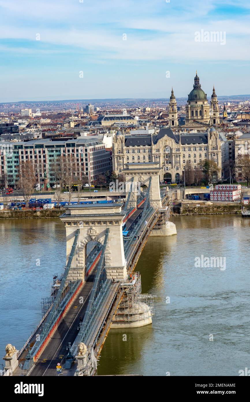 Riva del Danubio a Budapest Ungheria con la catena del ponte szechenyi e la cattedrale di santo stefano . Foto Stock