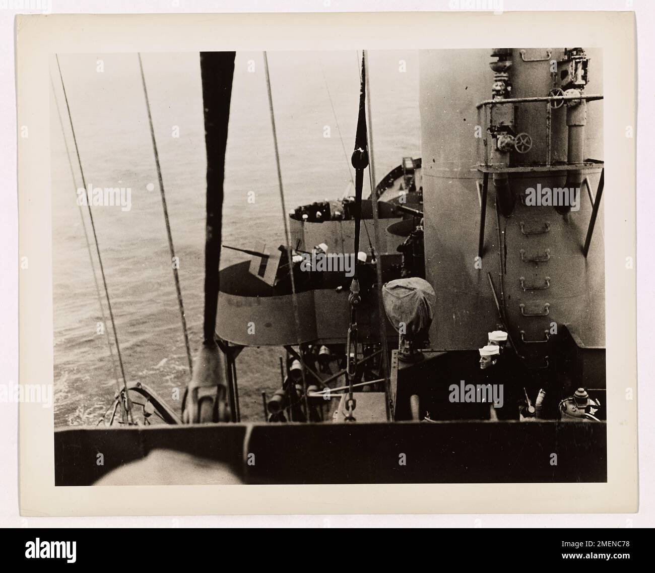 Una nave della Guardia Costiera in mare partecipa alle operazioni dei convogli, mostrando il coordinamento navale e le misure di sicurezza per proteggere le navi da potenziali minacce. Foto Stock