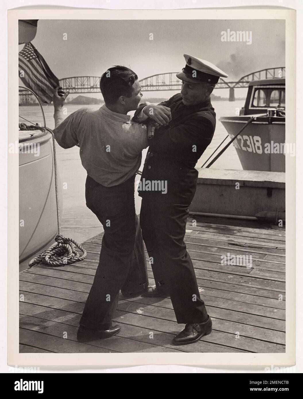 In questo colpo d'azione, Chief Kessler applica un armatura al suo avversario Rollston, che è sbilanciato e che cade all'indietro a causa dell'improvviso contrattacco. Questa immagine cattura un momento di rapido allenamento di combattimento corpo a corpo. Foto Stock