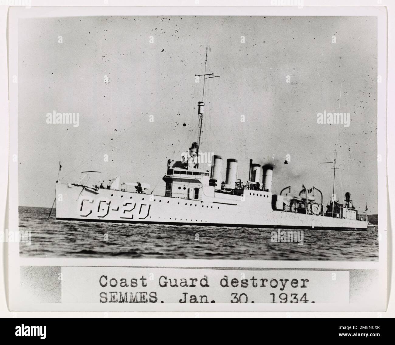 Il Destroyer SEMMES della Guardia Costiera è raffigurato in pattuglia, conducendo operazioni per la ricerca di navi che corrono rum. Questa nave ha svolto un ruolo chiave nell'applicazione della legge marittima, in particolare durante l'era del proibizionismo, intercettando attività illecite in mare. Foto Stock