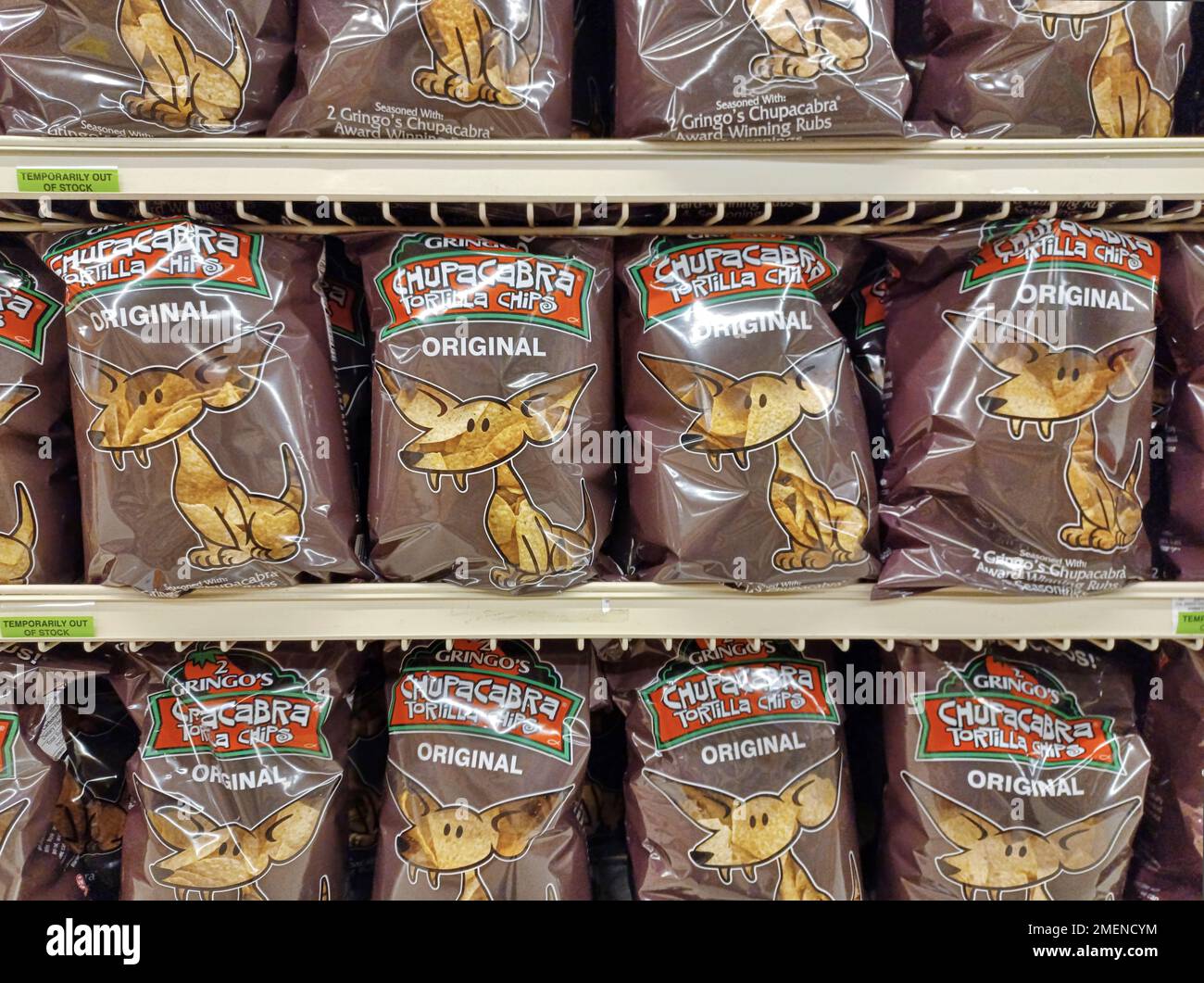 Houston, Texas USA 01-24-2022: Chupacabra Tortilla chip esposti su uno scaffale supermercato a Houston, Texas. Prodotto alimentare di 2 Gringo's Company. Foto Stock