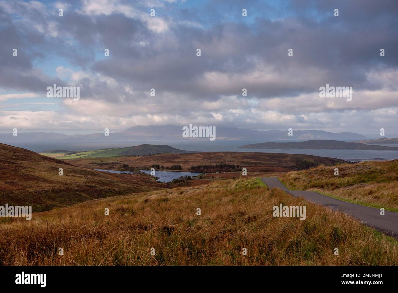 L'isola di Arran in una fredda giornata di nocciola nel mese di ottobre guardando oltre da Dalry Moor Road e la pesca Arran bagnata dalla luce del sole della sera Foto Stock