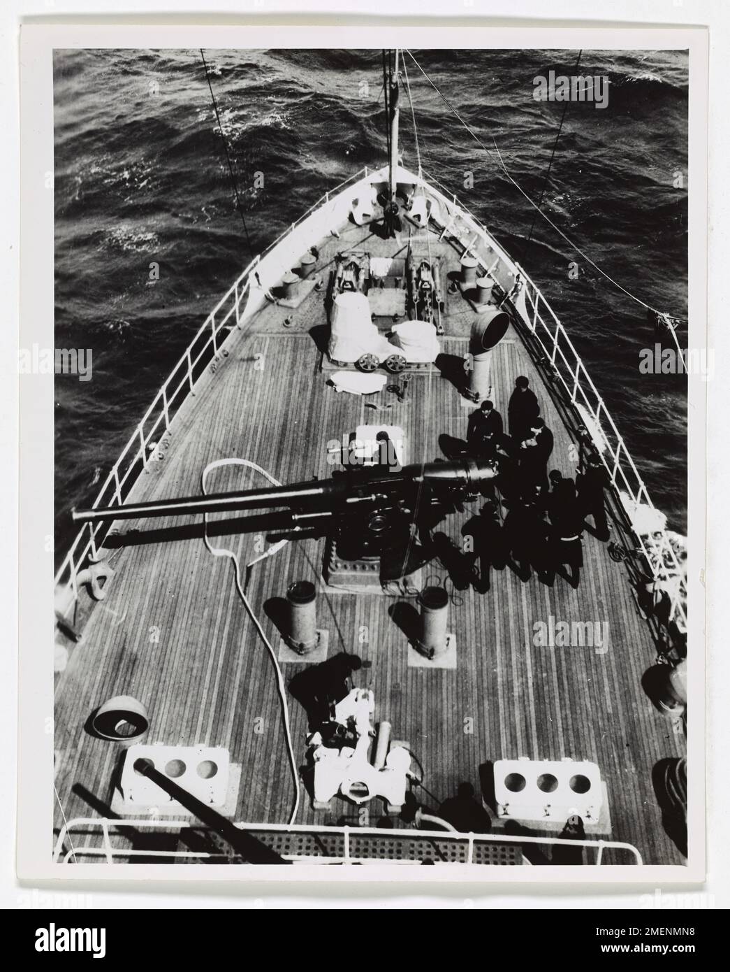 Un equipaggio a bordo di una nave della Guardia Costiera americana pratica esercitazioni di tiro durante la stagione di pattuglia su ghiaccio del 1928. L'addestramento si concentra sul miglioramento dell'accuratezza e della preparazione per gli scenari di combattimento nelle difficili condizioni delle acque artiche. Foto Stock