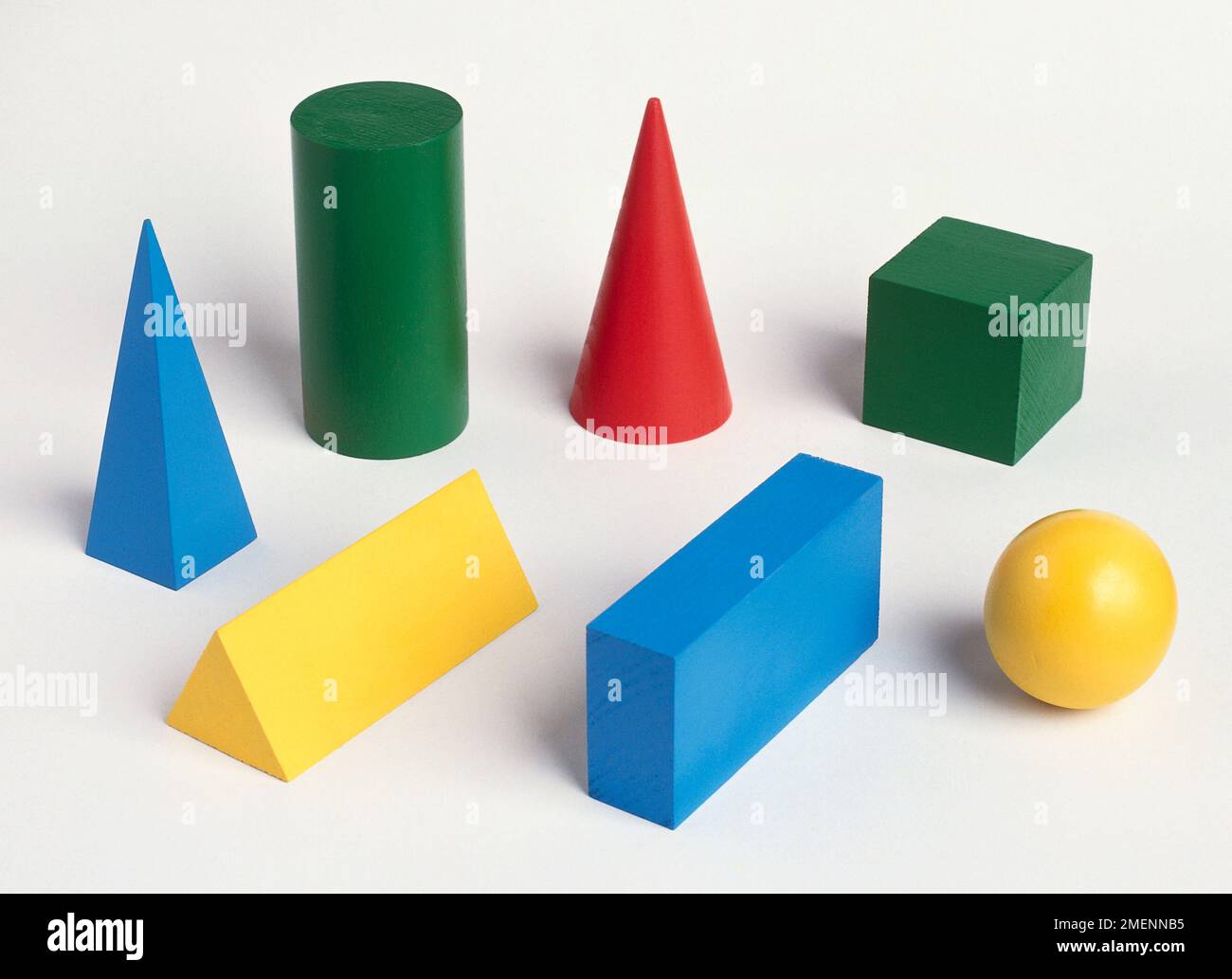 Una collezione di oggetti tridimensionali di forme diverse tra cui sfera, cubo, cono, cilindro, piramide, prisma triangolare e prisma rettangolare. Foto Stock