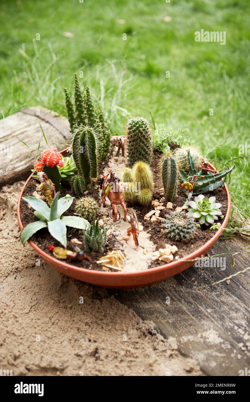 paesaggio di cactus completato con figure selvagge del giocattolo occidentale, Foto Stock