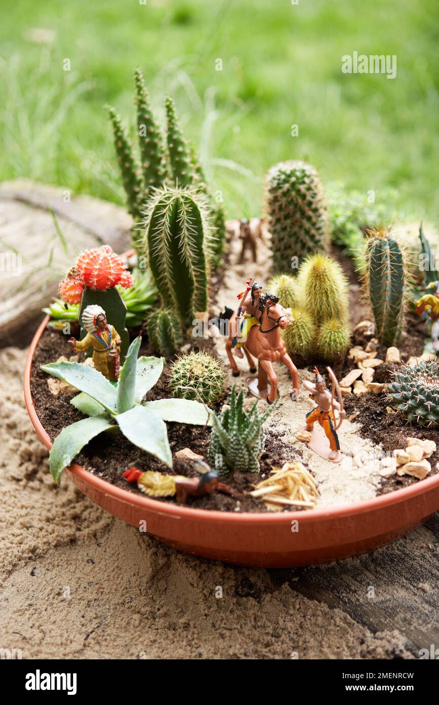 paesaggio di cactus completato con figure selvagge del giocattolo occidentale, Foto Stock