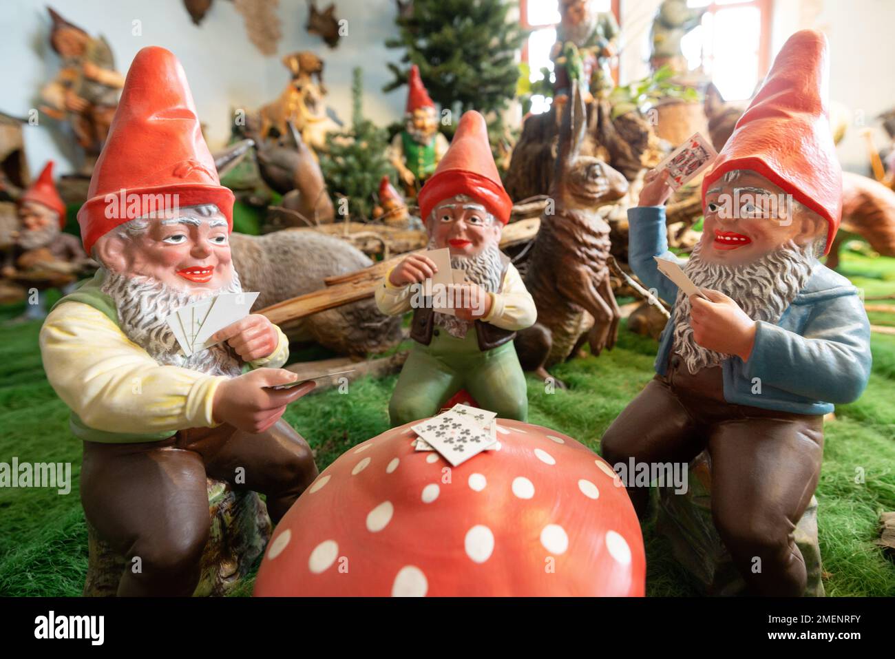 Geratal, Germania. 24th Jan, 2023. Gnomes giardino stand presso lo Zwergstatt di Gräfenroda durante la visita del ministro dell'Economia Tiefensee. La fabbrica di gnomi da giardino è l'ultima in Europa che produce ancora le sue figure in modo tradizionale. Il nuovo proprietario vuole espandere l'azienda in una fabbrica di vetro con un museo. Credit: Michael Reichel/dpa/Alamy Live News Foto Stock