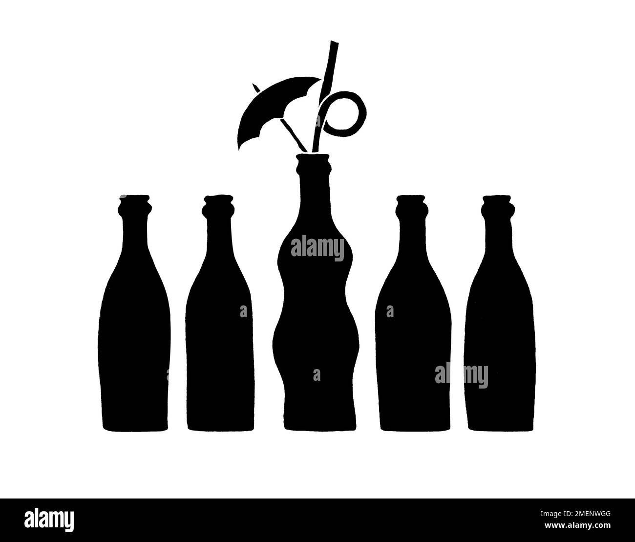Immagine in bianco e nero di una fila di bottiglie con quella al centro in primo piano Foto Stock