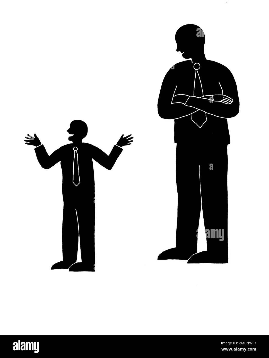 Immagine in bianco e nero di un grande uomo d'affari che ripiega le braccia accanto a un piccolo uomo d'affari. Foto Stock