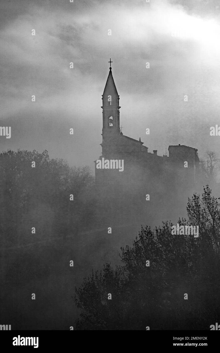 La chiesa del mistero, un'antica chiesa dell'Appennino toscano-emiliano avvolta nella nebbia Foto Stock