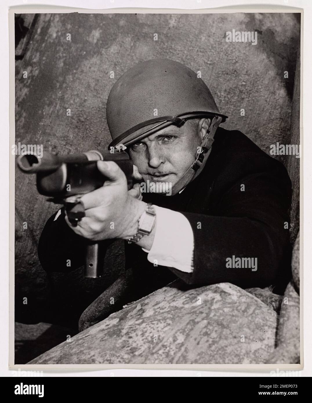 Questa immagine mostra Fred Nunally, un membro della riserva temporanea della Guardia Costiera, impegnato in un'esercitazione con mitragliatrici vicino a Detroit. Il suo addestramento aiuta a garantire la preparazione operativa per le operazioni della Guardia Costiera, in particolare durante la seconda guerra mondiale. Foto Stock