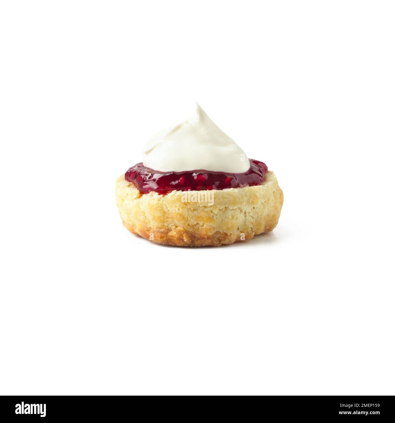 Scone di canape alla confettura di fragole con panna fresca, primo piano Foto Stock