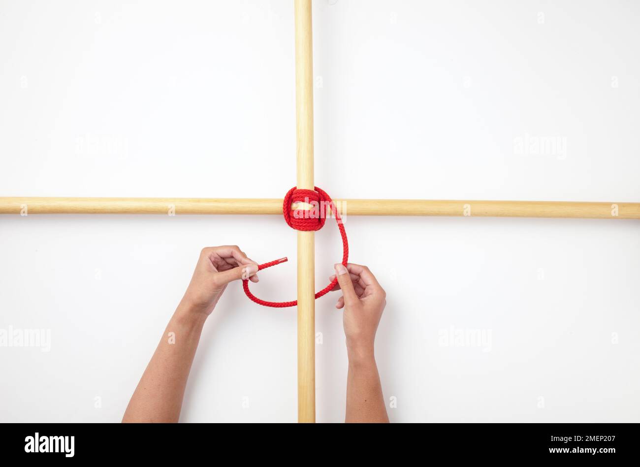 Ancoraggio quadrato, utilizzato per legare insieme due poli che si incrociano ad angolo retto, fase 9 (attacco) Foto Stock