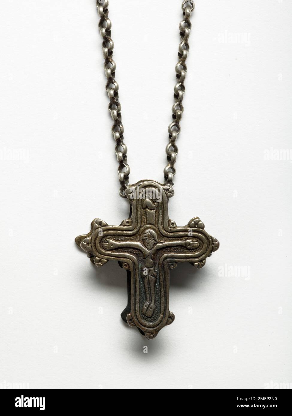 Crocifisso pendente su catena Foto Stock
