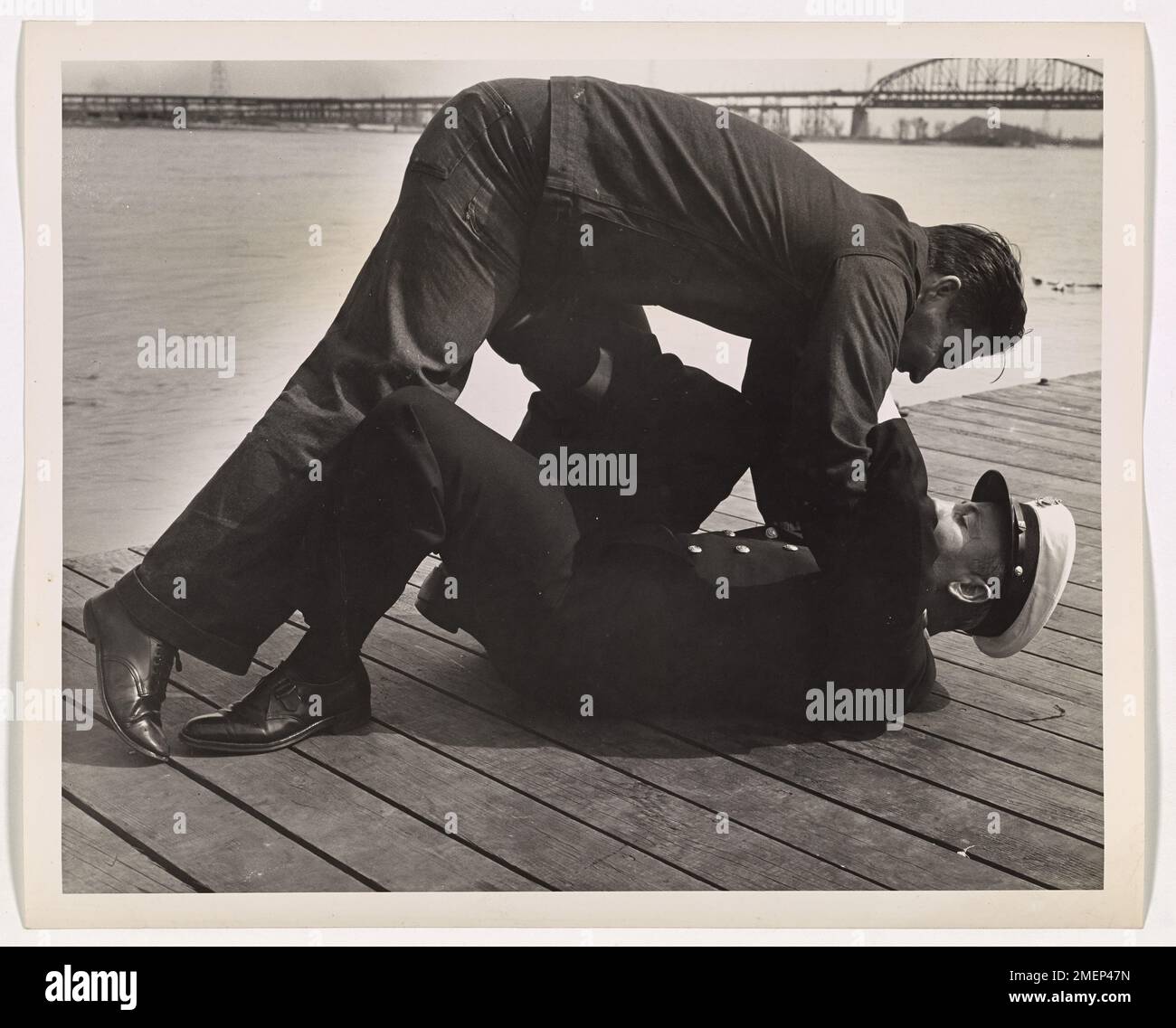 In questo momento di combattimento ravvicinato, il capo Kessler sottomise rapidamente il suo avversario, Rollston, usando un rapido contrattacco. L'immagine ritrae gli intensi allenamenti di combattimento corpo a corpo delle guardie costiere subiti durante la seconda guerra mondiale per prepararsi a situazioni di battaglia ravvicinate. Foto Stock