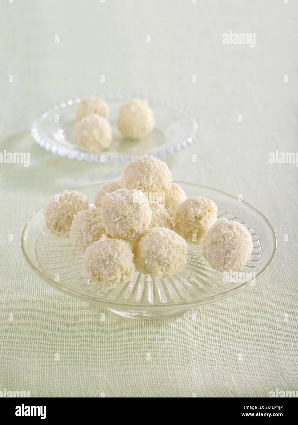 Palle di neve al cioccolato bianco e cocco Foto Stock