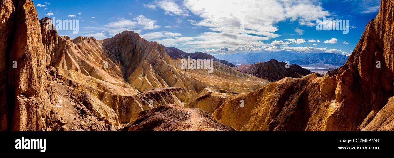 Vista panoramica dalla cattedrale rossa nel Parco Nazionale della Valle della morte, guardando indietro verso il bacino di Badwater a metà giornata. Foto Stock