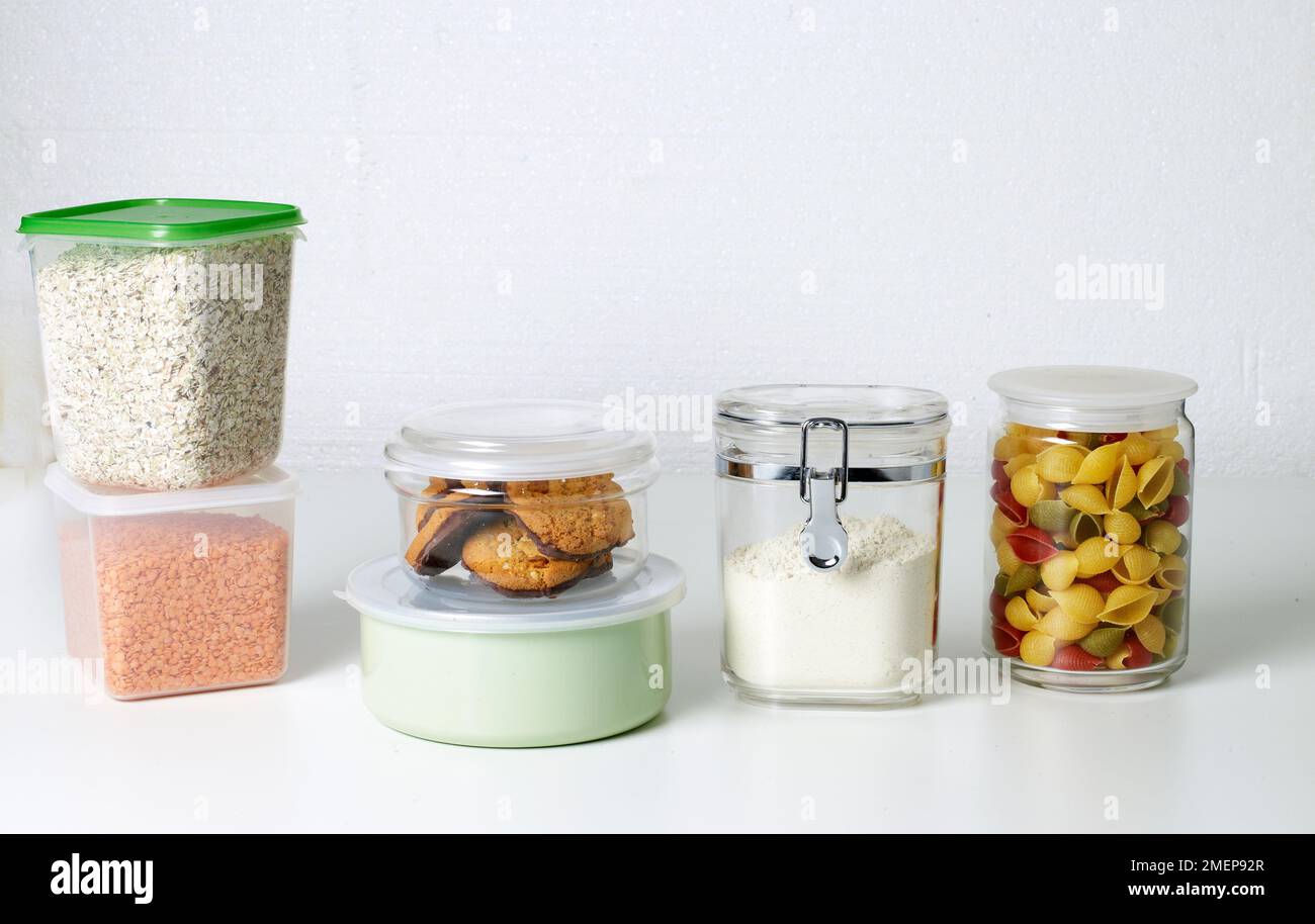 Crusca di avena senza glutine, biscotti, farina, gusci di pasta e lenticchie in contenitori ermetici Foto Stock