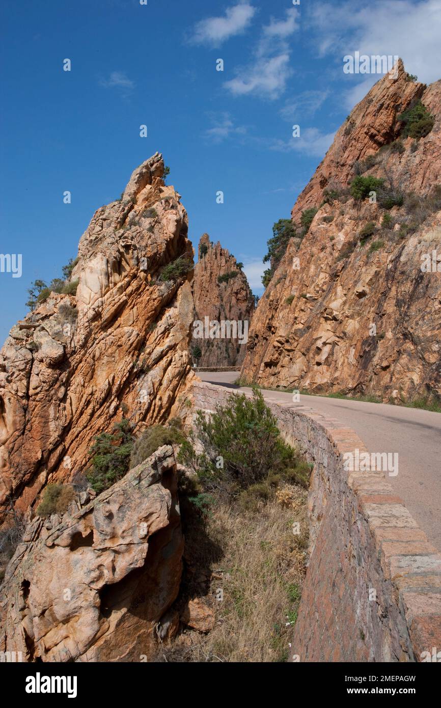 Francia, Corsica, piana - Les Calanches / Calenche de piana, strada stretta che passa attraverso formazioni rocciose Foto Stock