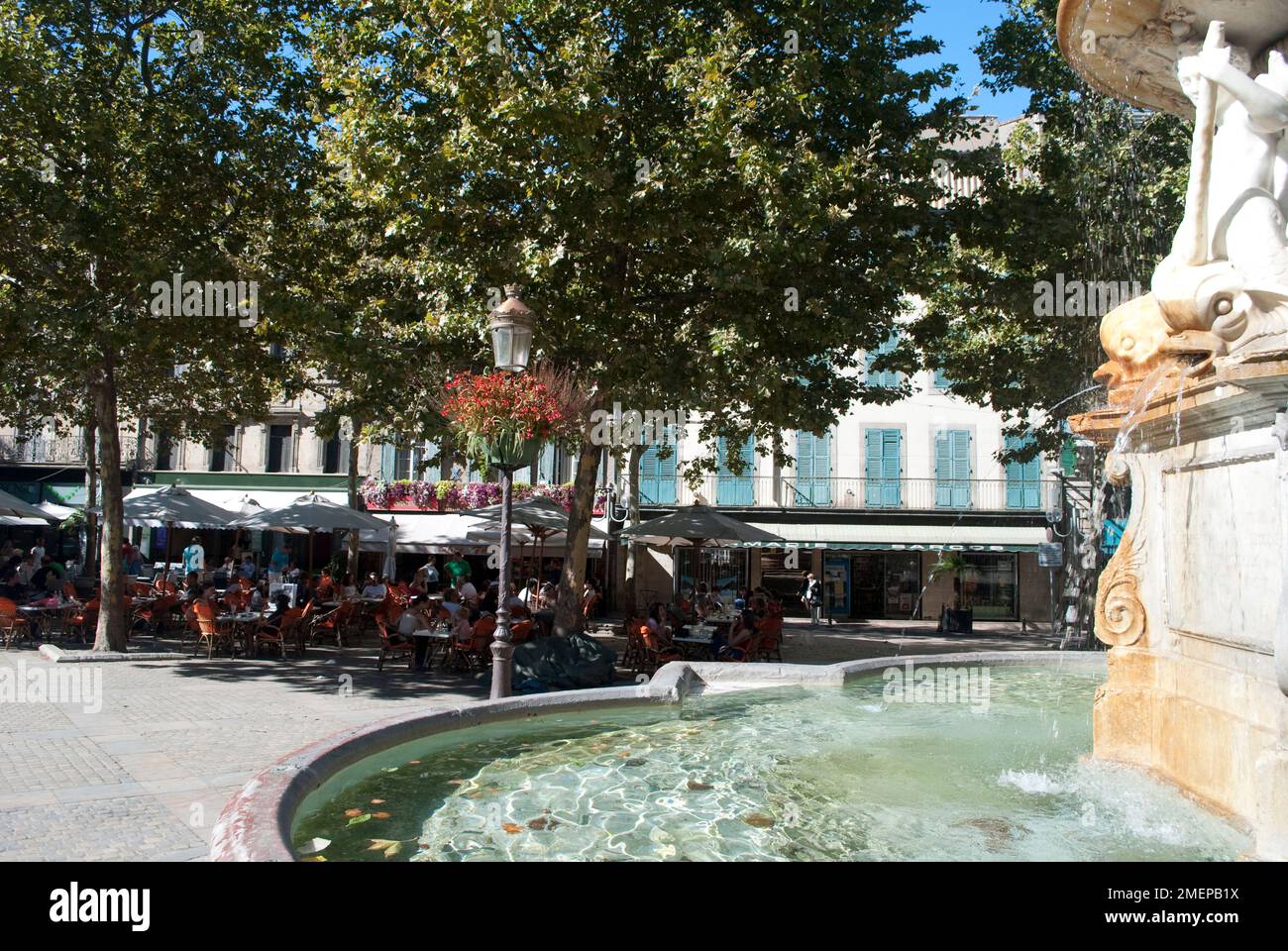 Francia, Languedoc-Roussillon, Aude, Carcassonne, piazza centrale con fontana Foto Stock