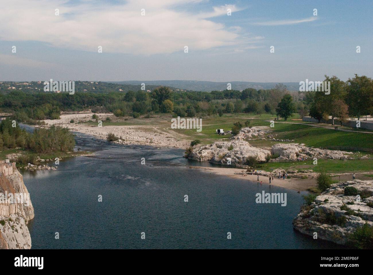 Francia, Languedoc-Roussillon, Gard, Pont du Gard, vista sul fiume e sulla spiaggia Foto Stock
