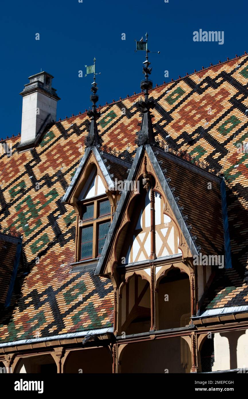 Francia, Borgogna, Cote d'Or, Beaune, Hospices de Beaune, colorato tetto di tegole del museo dell'ospedale Foto Stock