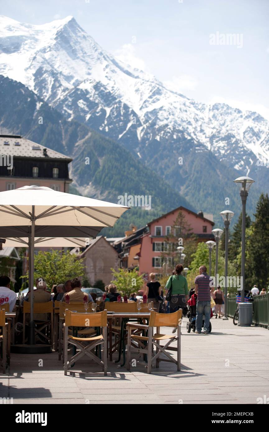 Francia, Rodano-Alpi, alta Savoia, Chamonix-Mont-Blanc (Chamonix), ristorante all'aperto e passeggiata Foto Stock