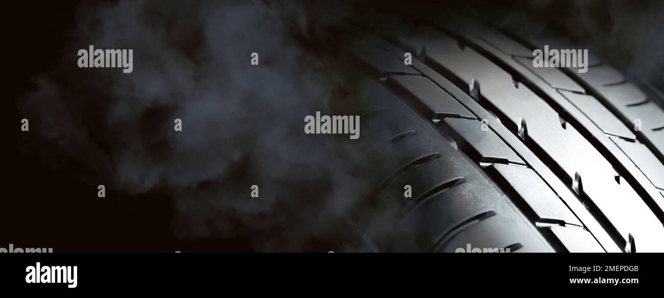 Riscalda gli pneumatici per aumentare le prestazioni di tenuta di strada, concetto di gara di auto Foto Stock