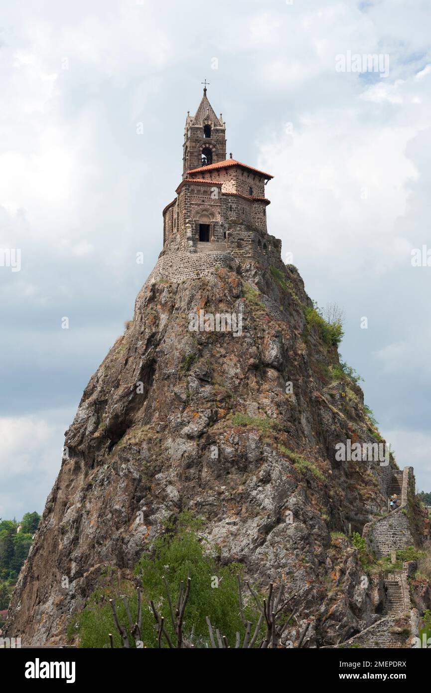 Francia, Auvergne, alta Loira, Aiguilhe vicino a le Puy-en-Velay, cappella di Saint Michel d'Aiguilhe, chiesa costruita su ripida collina di roccia vulcanica Foto Stock