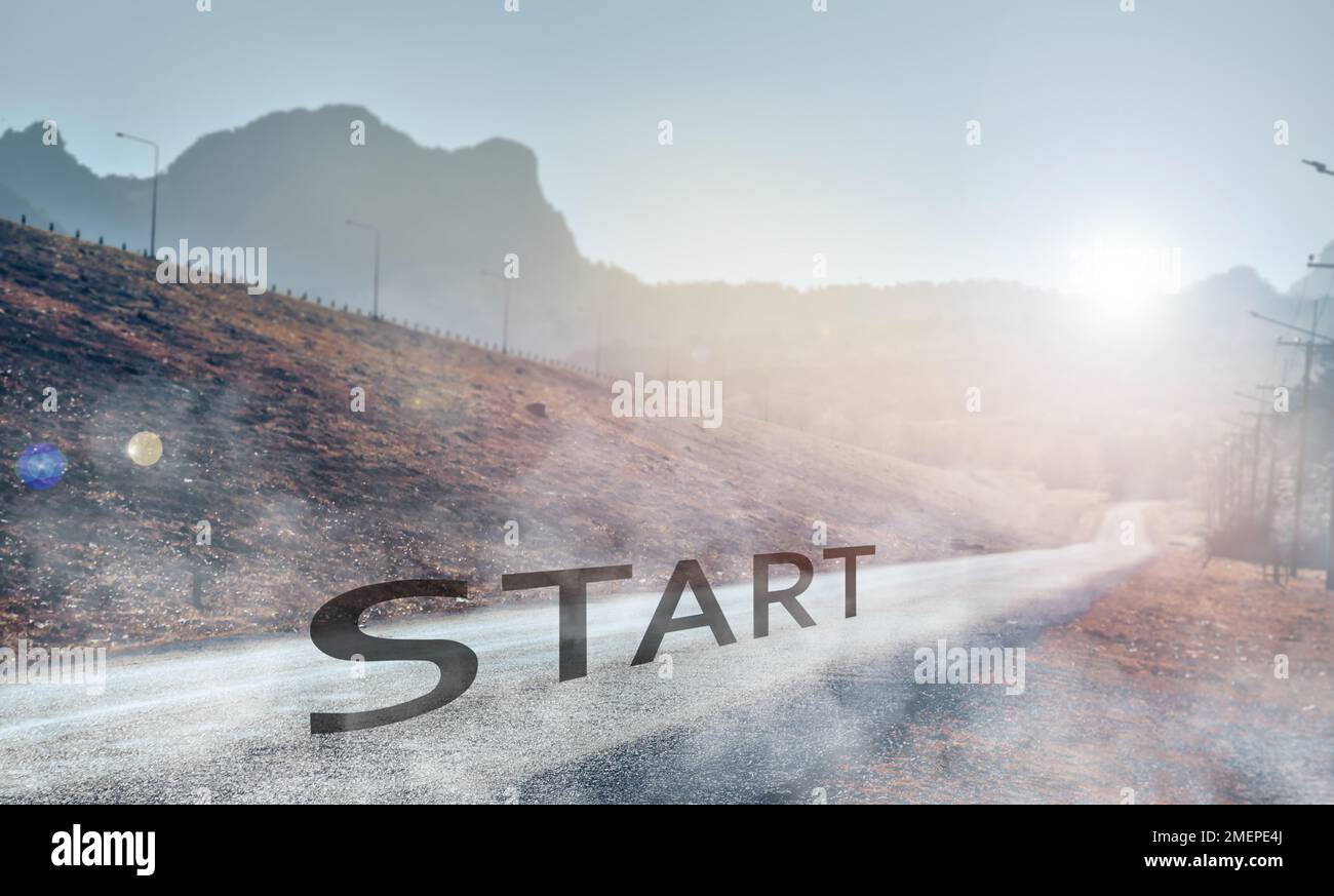 Punto di partenza e viaggio su una strada asfaltata con sunrise nella valle, concetto di inizio al successo, focalizzazione selettiva Foto Stock
