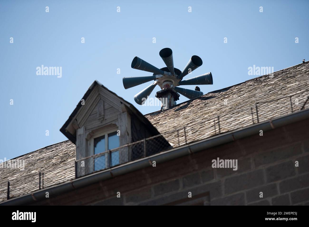 Francia, Auvergne, Cantal, Salers, finestra dormitorio sul tetto Foto Stock