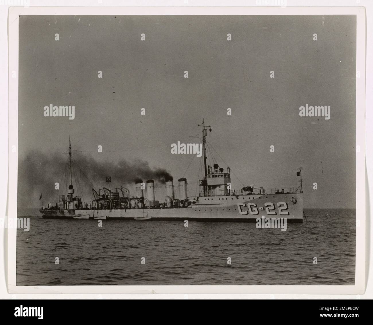 Il Destroyer SHAW della Guardia Costiera è mostrato pattugliare e cercare navi che corrono rum durante il proibizionismo. Lo SHAW fu determinante nell'intercettare spedizioni illegali e proteggere le coste statunitensi dalle operazioni di contrabbando. Foto Stock