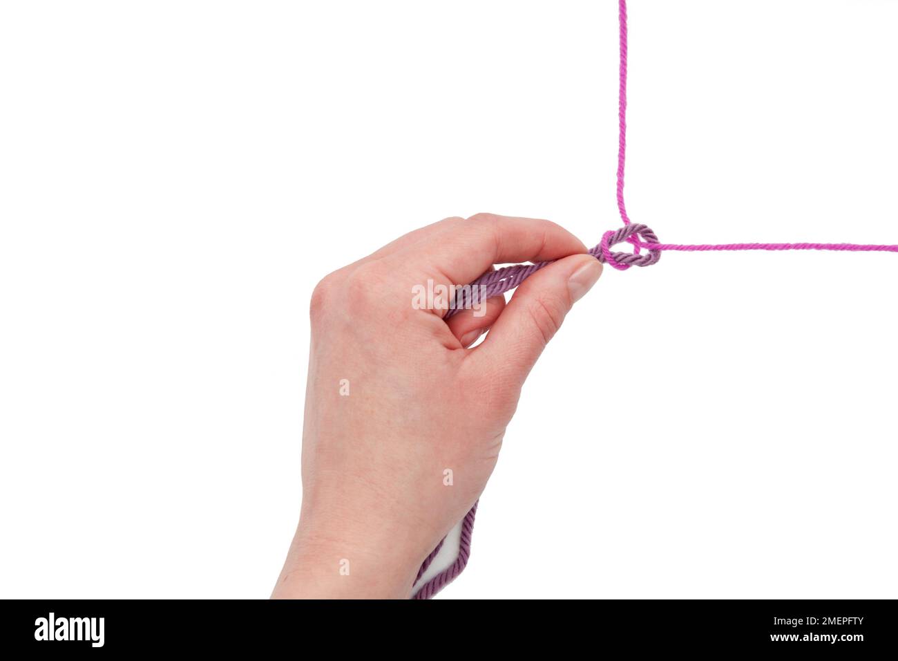 Legatura del nodo di un tessitore in filo da maglieria Foto Stock