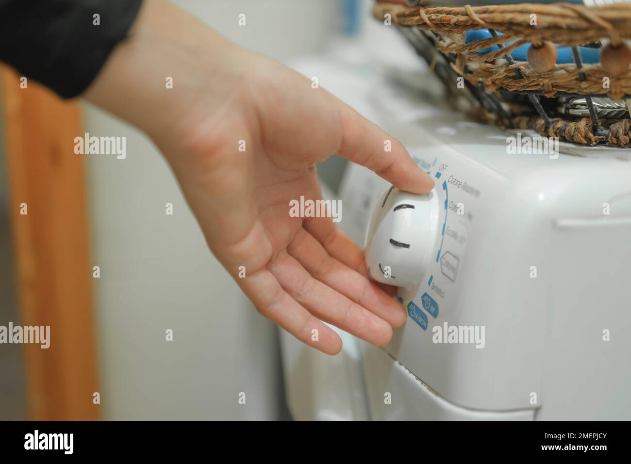 Moglie donna uso lavatrice per i vestiti pulizia routine casa, risparmio di energia Foto Stock