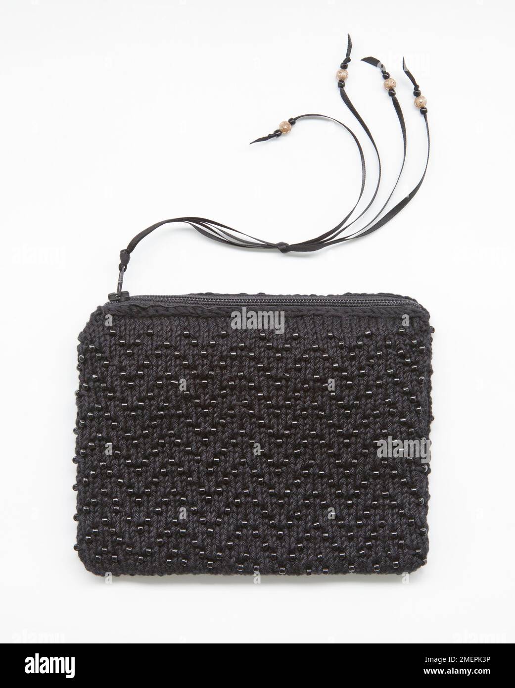 Pochette in lana lavorata a maglia e tallone nero con zip-pull con bordino Foto Stock