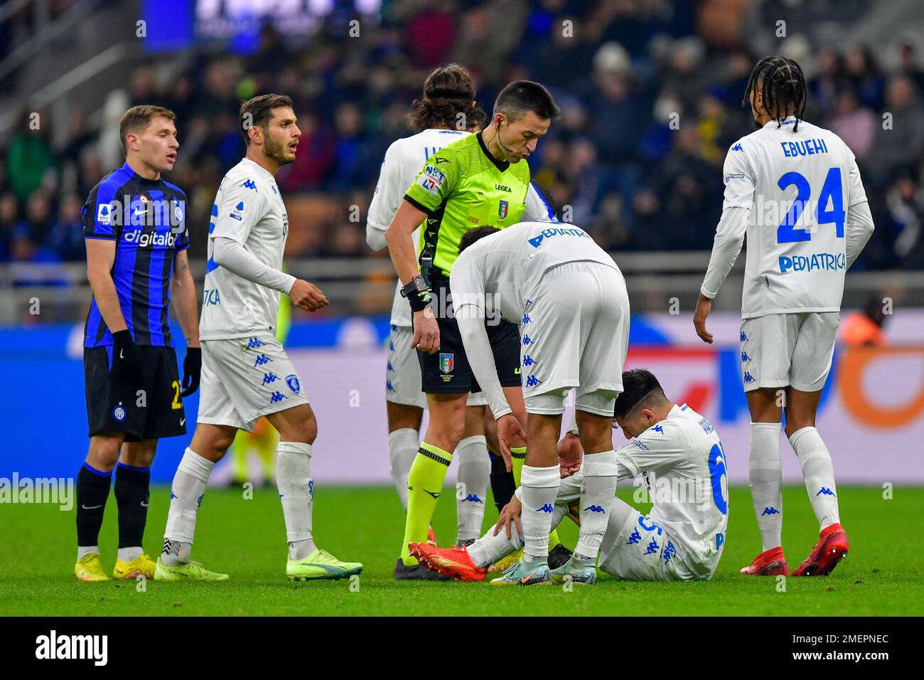 Milano, Italia. 23rd, gennaio 2023. L'arbitro Antonio Rapuano ha visto con Fabiano Parisi (65) di Empoli durante la Serie Un match tra Inter ed Empoli a Giuseppe Meazza a Milano. (Photo credit: Gonzales Photo - Tommaso Fimiano). Foto Stock