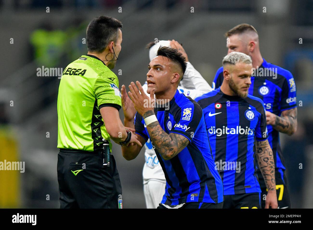 Milano, Italia. 23rd, gennaio 2023. L'arbitro Antonio Rapuano vede con Lautaro Martinez dell'Inter la Serie Una partita tra Inter ed Empoli a Giuseppe Meazza a Milano. (Photo credit: Gonzales Photo - Tommaso Fimiano). Foto Stock