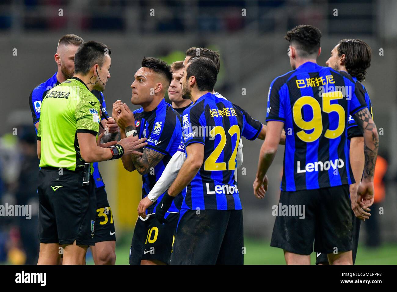 Milano, Italia. 23rd Jan, 2023. L'arbitro Antonio Rapuano vede con Lautaro Martinez dell'Inter la Serie Una partita tra Inter ed Empoli a Giuseppe Meazza a Milano. (Photo Credit: Gonzales Photo/Alamy Live News Foto Stock