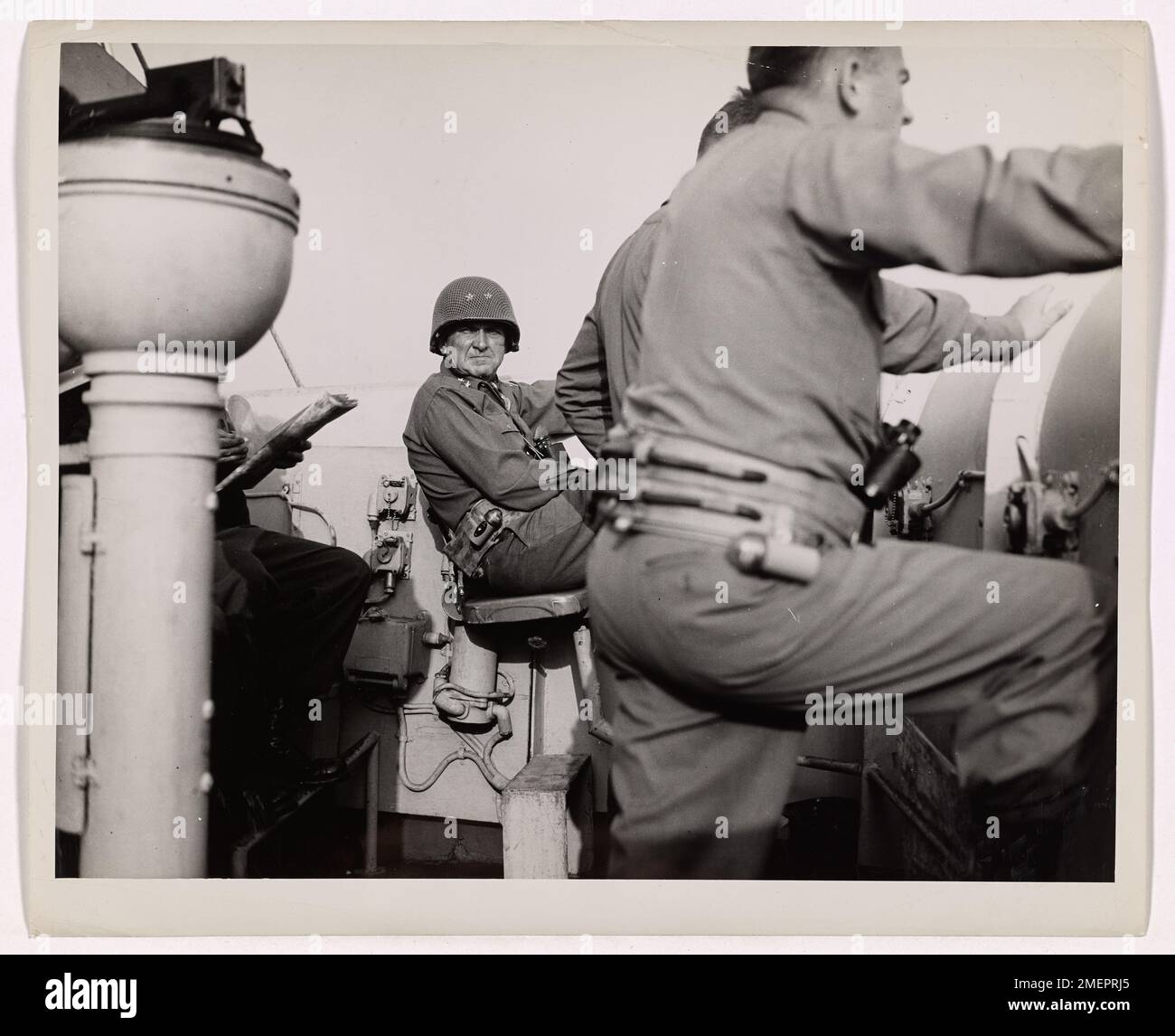 Sul ponte di un cacciatorpediniere della Guardia Costiera al largo delle coste della Francia meridionale, il maggiore generale John o'Daniel dirige le operazioni per lo sbarco del D-Day tra Marsiglia e Nizza, prima di dirigersi a terra per osservare più da vicino la testa di ponte. Foto Stock