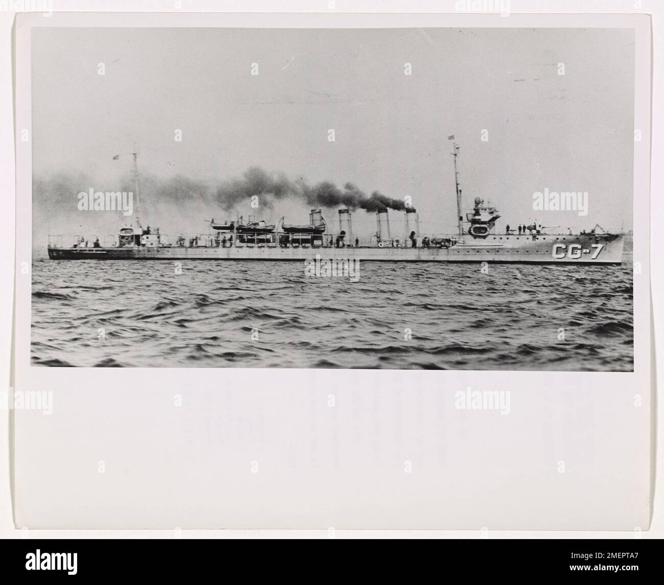 Il Destroyer PORTER della Guardia Costiera viene mostrato in pattuglia, alla ricerca di navi che corrono a rum. Come parte dei suoi compiti, il cacciatorpediniere ha svolto un ruolo chiave nel mantenere le forze dell'ordine marittime statunitensi durante l'era del proibizionismo. Foto Stock