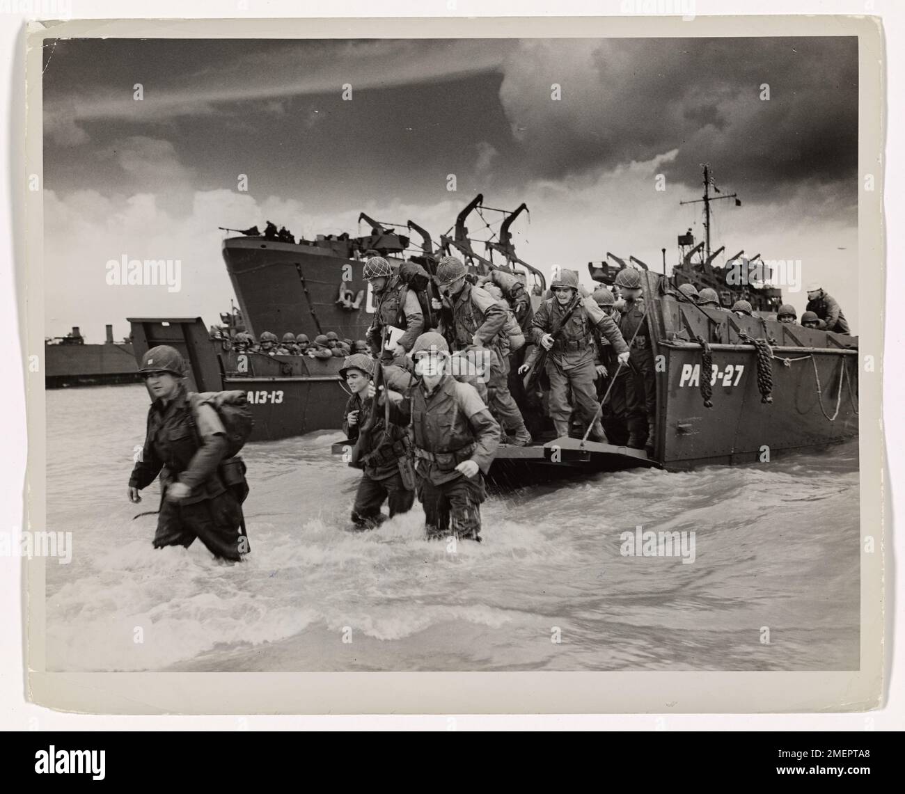 i-rinforzi-americani-sbarcano-da-una-chiatta-di-sbarco-della-guardia