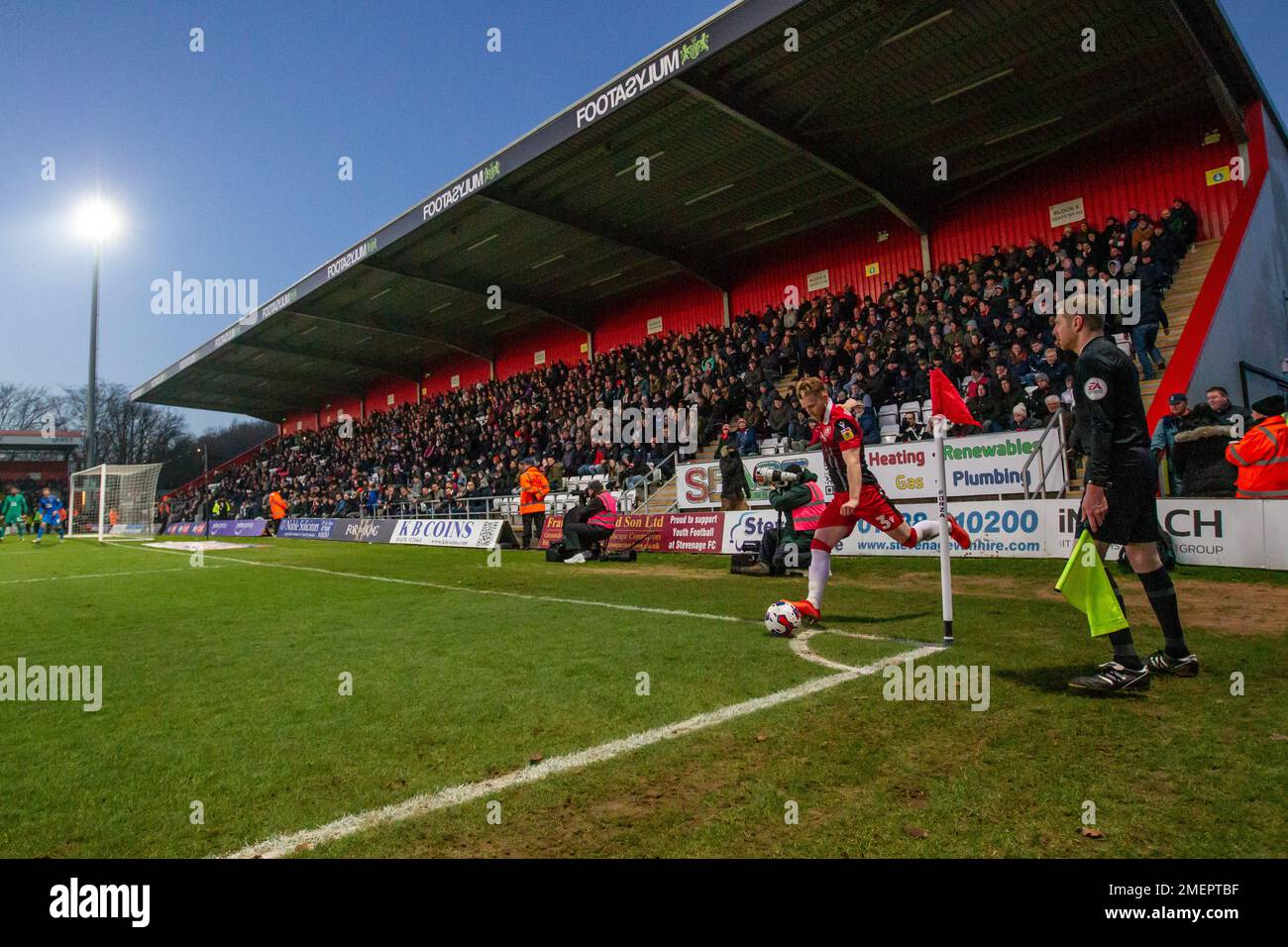 Vista generale dello stadio Lamex della Stevenage Football Club durante la partita. Con il calciatore che prende l'angolo Foto Stock