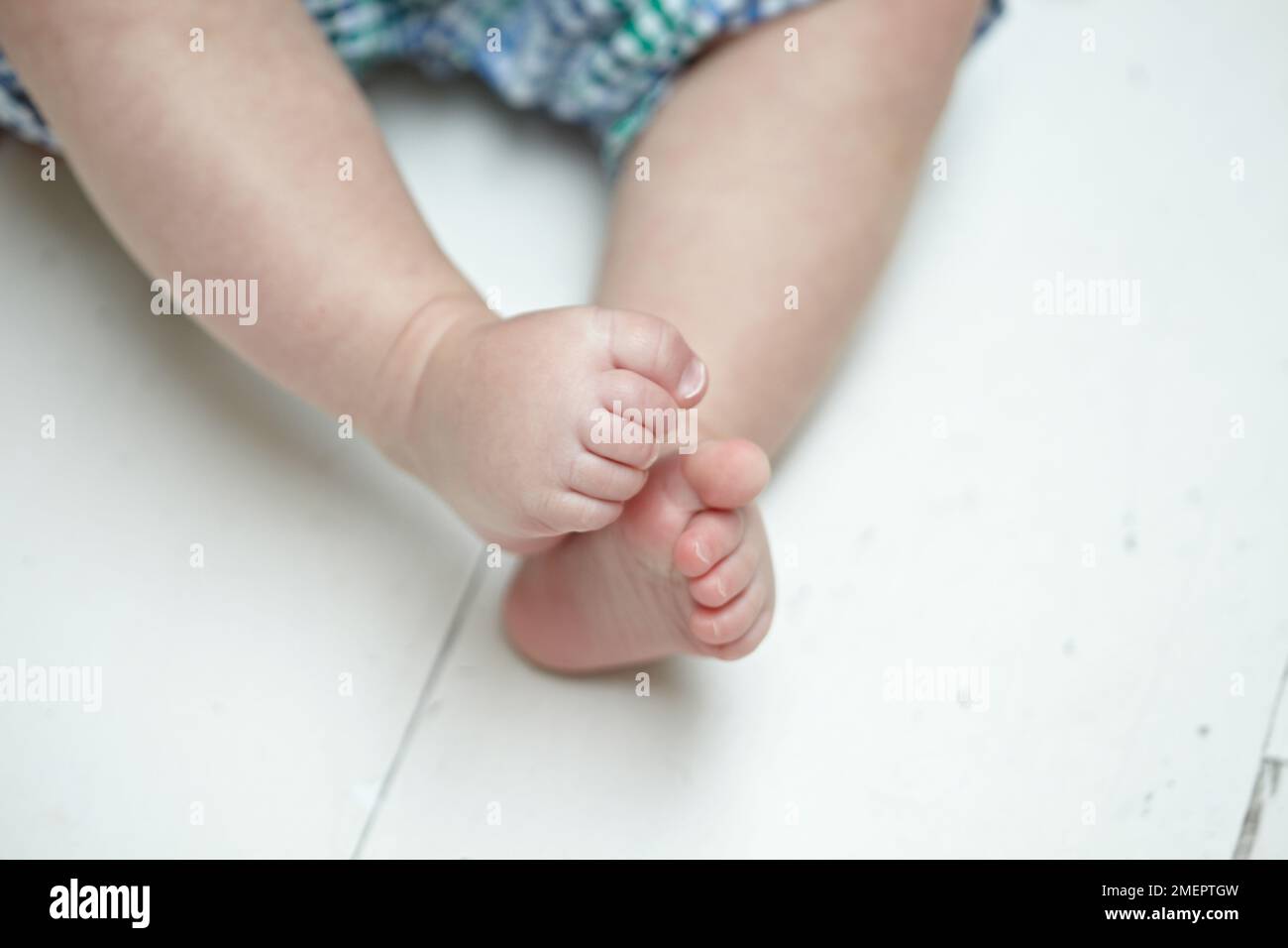 Bimbo di gambe e piedi Foto Stock