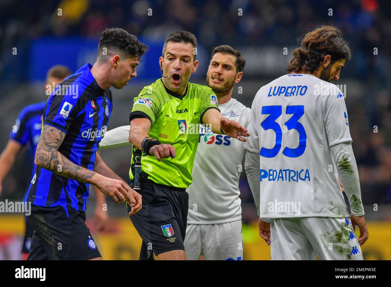 Milano, Italia. 23rd Jan, 2023. L'arbitro Antonio Rapuano vede con Alessandro Bastoni (95°) dell'Inter e Sebastiano Luperto (33°) di Empoli durante la Serie Un match tra Inter ed Empoli a Giuseppe Meazza a Milano. (Photo Credit: Gonzales Photo/Alamy Live News Foto Stock