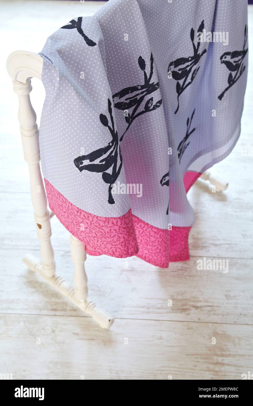 Sarong serigrafato drappeggiato sopra la sedia, primo piano Foto Stock