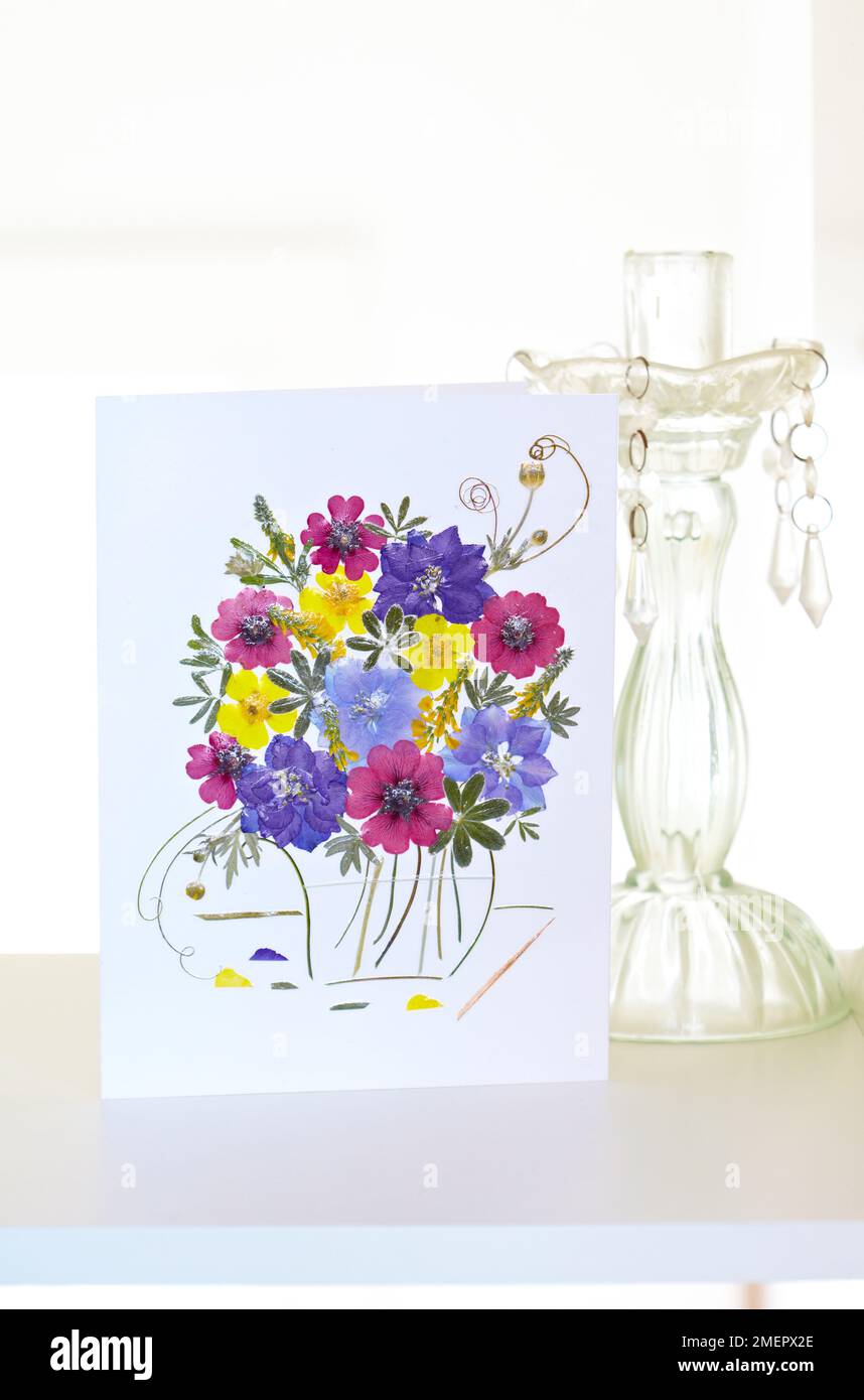 Carta di auguri fiore pressato ed elegante candelabro di vetro Foto Stock